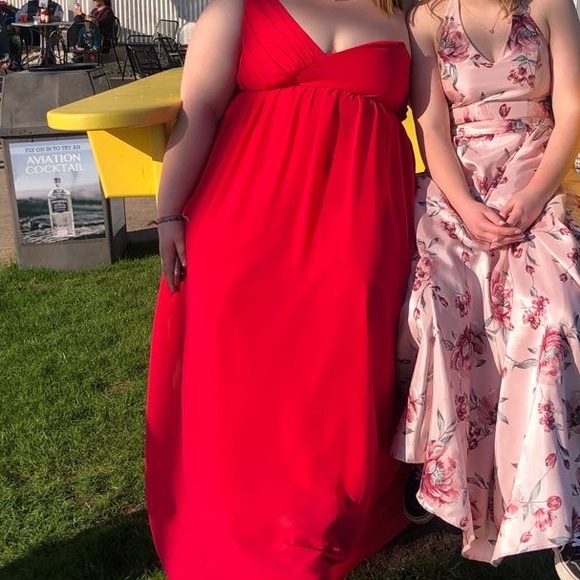 Red full length formal dress bought brand new and only worn once, no chest pads - Picture 2 of 3